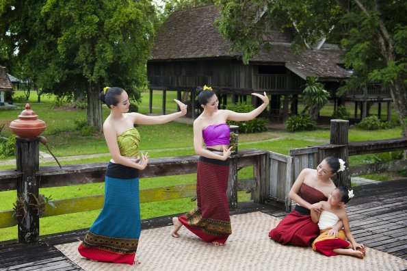 7.Chiang Mai_Teaching Thai Folk Dance_TAT3551CU
