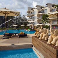 Residence Poolside with elephants