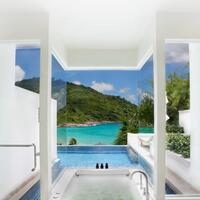 Grand Pool Suite bathroom