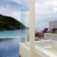 Grand Pool Suite bathroom facing ocean view